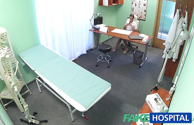 XXX مادر حتی نمی استحمام برای مدت زمان طولانی منجر فرزندان خود را زن و شوهر و اجازه دهید آنها را کشش بدهید و به او گفت: بی سر سکس بکن بکن کوس و صدا در صندلی