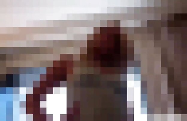 XXX یک پسر نشسته در سگس کوس یک به بزرگ