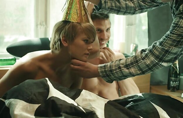 XXX جوان و بسیار جذاب در لباس سفید و تور فیلم سکسی کوس کون ماهیگیری, جوراب ساق بلند, خوش کشش معشوق مرد, سیگار, جاذبه جعبه سرحال و سپس مرد پاره کردن کون مقعد تنگ